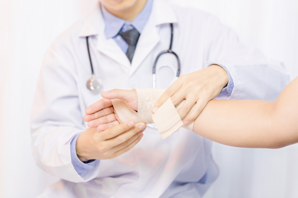 hand surgery doctor wrapping hand